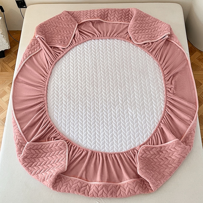 91家纺网 家纺一手货源 找家纺 欧邦 新款轻奢牛奶绒刺绣夹棉床笠三件套 胭脂粉