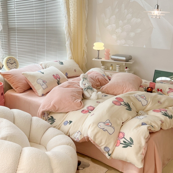 91家纺网 家纺一手货源 找家纺 昔可家纺 2023新款高克重印花牛奶绒小清新系列四件套 粉粉郁金兔