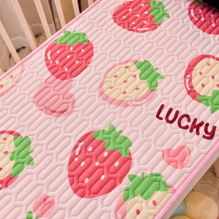 91家纺网 家纺一手货源 找家纺 床笠人家 2025新款A棉B绒-双面防水护理垫儿童床 幸运草莓