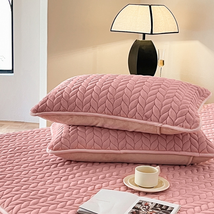 91家纺网 家纺一手货源 找家纺 欧邦 新款轻奢牛奶绒刺绣夹棉床笠三件套 胭脂粉