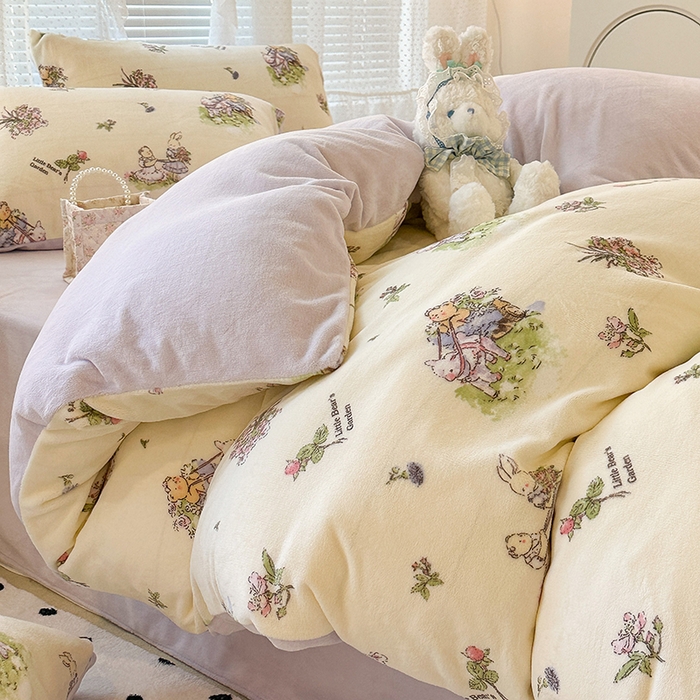 91家纺网 家纺一手货源 找家纺 昔可家纺 2023新款高克重印花牛奶绒小清新系列四件套 小熊花园