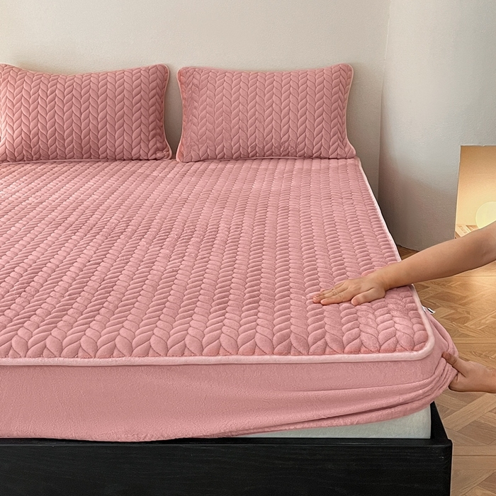 91家纺网 家纺一手货源 找家纺 欧邦 新款轻奢牛奶绒刺绣夹棉床笠三件套 胭脂粉