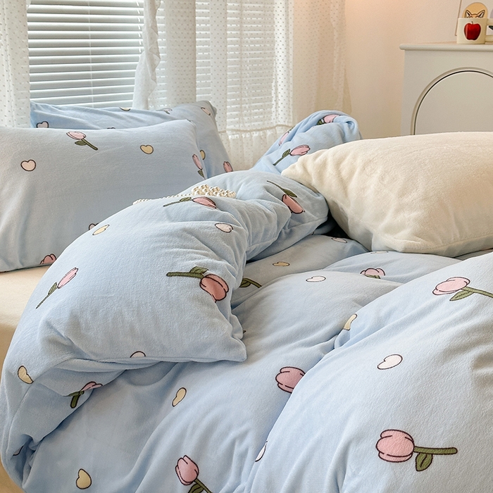 91家纺网 家纺一手货源 找家纺 昔可家纺 2023新款高克重印花牛奶绒小清新系列四件套 奶蓝爱心郁金香