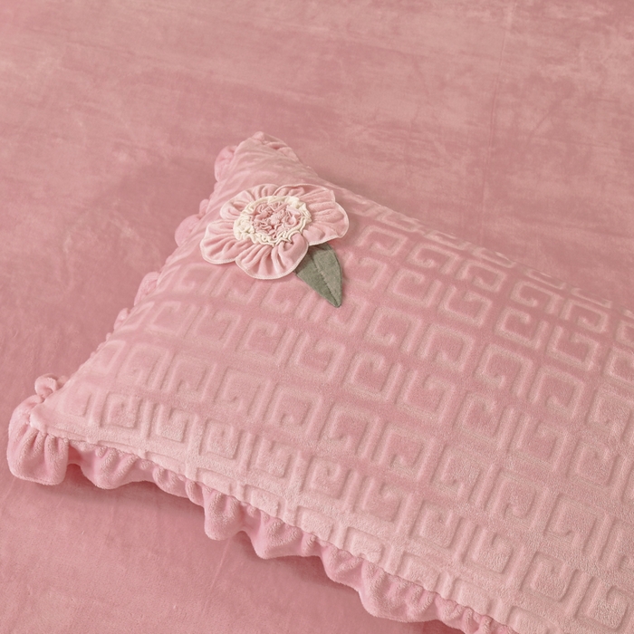 91家纺网 家纺一手货源 找家纺 兴美佳家纺 2023新款高克重兔毛绒雕花手工盘花四件套 少女粉