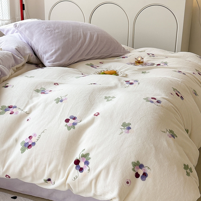 91家纺网 家纺一手货源 找家纺 昔可家纺 2023新款高克重印花牛奶绒小清新系列四件套 紫色葡萄