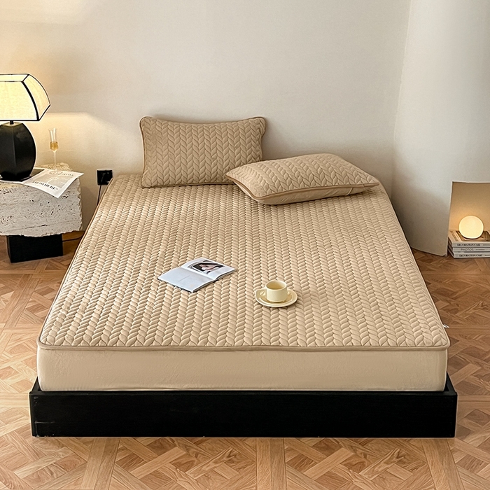 91家纺网 家纺一手货源 找家纺 欧邦 新款轻奢牛奶绒刺绣夹棉床笠三件套 茶色