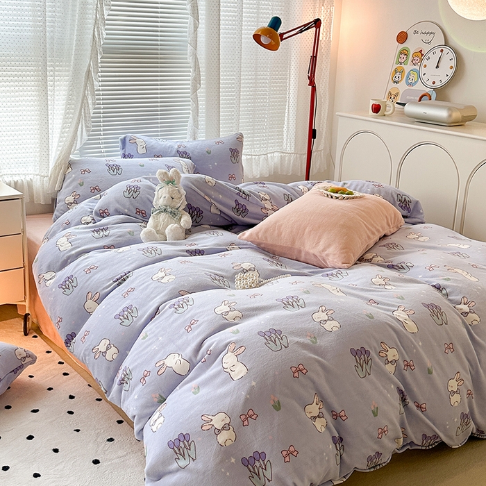 91家纺网 家纺一手货源 找家纺 昔可家纺 2023新款高克重印花牛奶绒小清新系列四件套 萌萌紫底郁金香兔