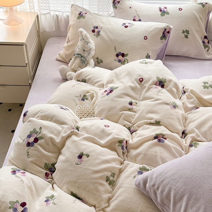 91家纺网 家纺一手货源 找家纺 昔可家纺 2023新款高克重印花牛奶绒小清新系列四件套 紫色葡萄