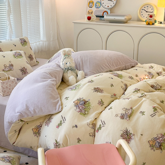 91家纺网 家纺一手货源 找家纺 昔可家纺 2023新款高克重印花牛奶绒小清新系列四件套 小熊花园