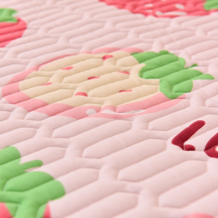 91家纺网 家纺一手货源 找家纺 床笠人家 2025新款A棉B绒-双面防水护理垫儿童床 幸运草莓