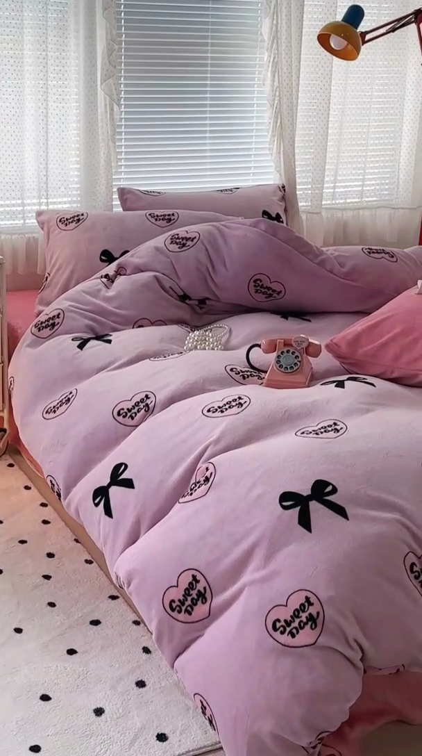 91家纺网 家纺一手货源 找家纺 昔可家纺 2023新款高克重印花牛奶绒小清新系列四件套 黑粉芭蕾少女心