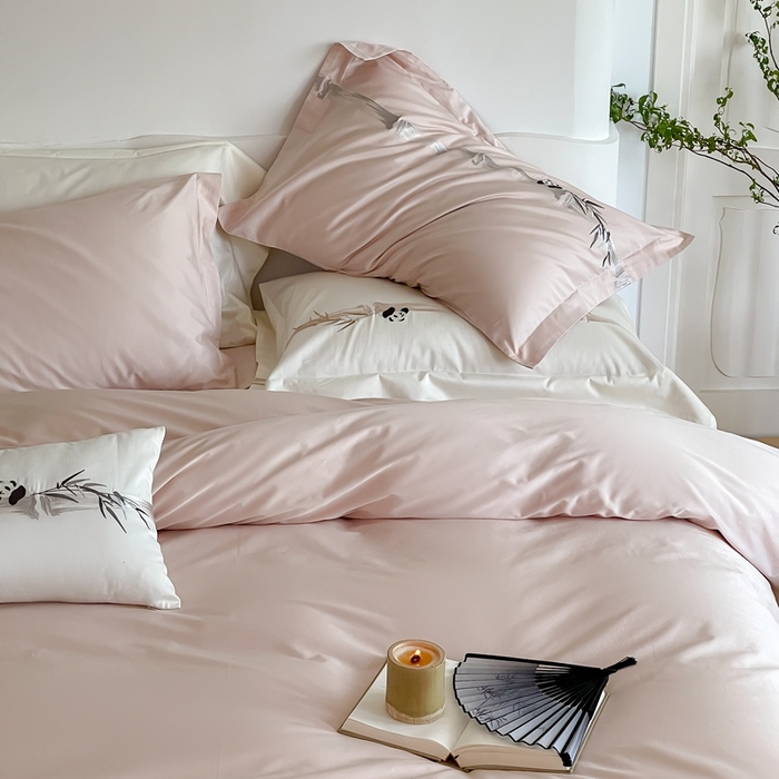 91家纺网 家纺一手货源 找家纺 沐白家居 2023长绒棉绣花四件套-奶熊起司 雅灰粉