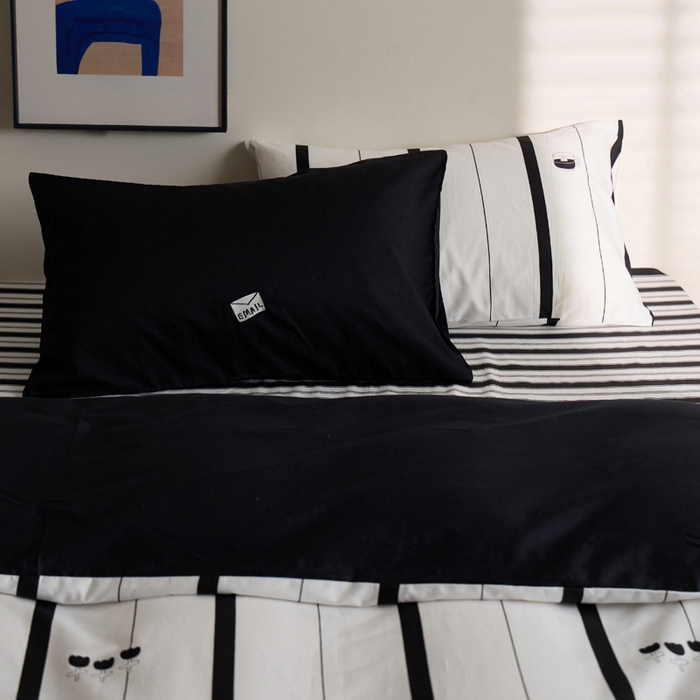 91家纺网 家纺一手货源 找家纺 雅居纺家纺 2023新款13070全棉混搭绣花款四件套 黑白条纹