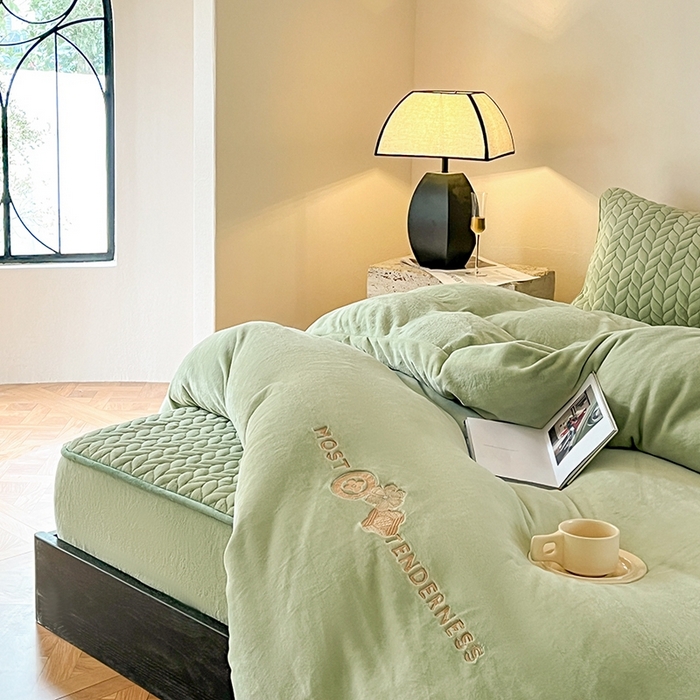 91家纺网 家纺一手货源 找家纺 欧邦 新款轻奢牛奶绒刺绣四件套 芥末绿