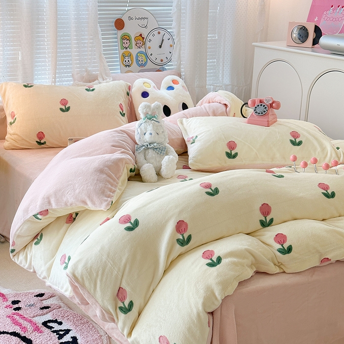 91家纺网 家纺一手货源 找家纺 昔可家纺 2023新款高克重印花牛奶绒小清新系列四件套 粉嫩小郁金