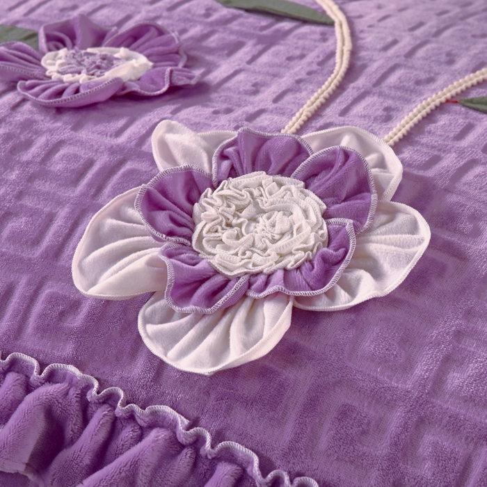 91家纺网 家纺一手货源 找家纺 兴美佳家纺 2023新款高克重兔毛绒雕花手工盘花四件套 雪青