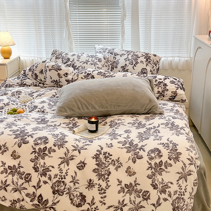 91家纺网 家纺一手货源 找家纺 昔可家纺 2023新款高克重印花牛奶绒小清新系列四件套 法式茶歇黑