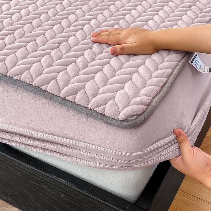 91家纺网 家纺一手货源 找家纺 欧邦 新款轻奢牛奶绒刺绣夹棉床笠三件套 紫霞