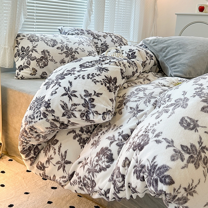 91家纺网 家纺一手货源 找家纺 昔可家纺 2023新款高克重印花牛奶绒小清新系列四件套 法式茶歇黑