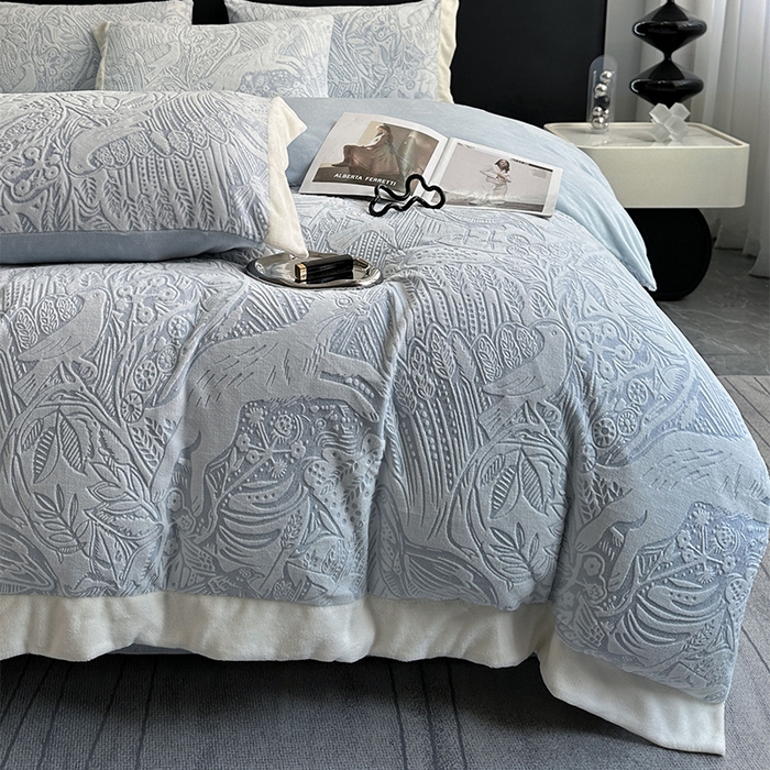 91家纺网 家纺一手货源 找家纺 宅家居 2023新款高奢加厚A类高克重浮雕花绒剪花烂花牛奶绒四件套 布鲁斯-浅蓝