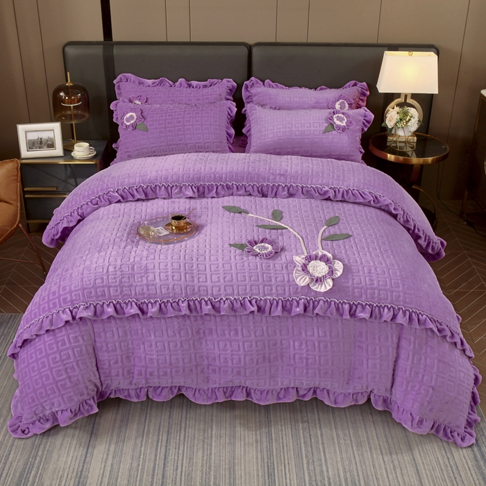 91家纺网 家纺一手货源 找家纺 兴美佳家纺 2023新款高克重兔毛绒雕花手工盘花四件套 雪青