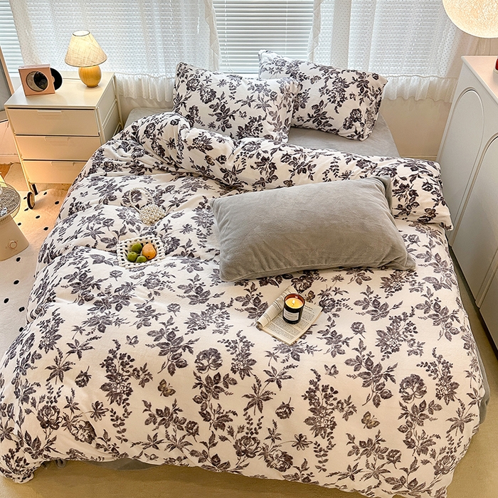 91家纺网 家纺一手货源 找家纺 昔可家纺 2023新款高克重印花牛奶绒小清新系列四件套 法式茶歇黑