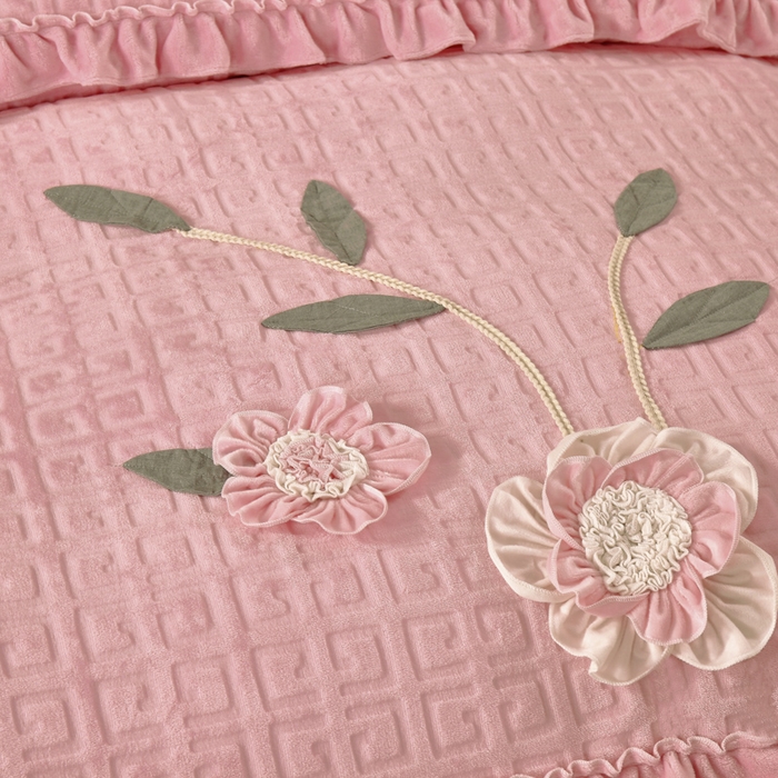 91家纺网 家纺一手货源 找家纺 兴美佳家纺 2023新款高克重兔毛绒雕花手工盘花四件套 少女粉