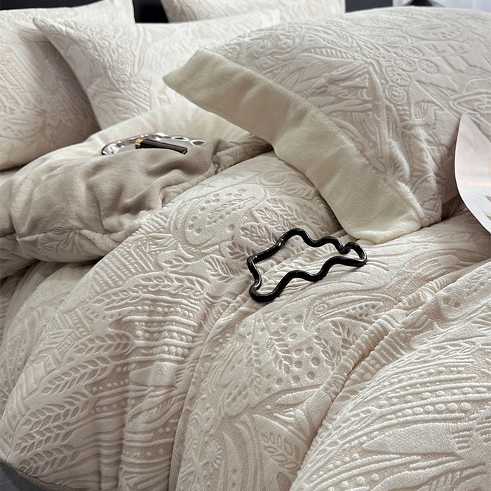 91家纺网 家纺一手货源 找家纺 宅家居 2023新款高奢加厚A类高克重浮雕花绒剪花烂花牛奶绒四件套 布鲁斯-杏色