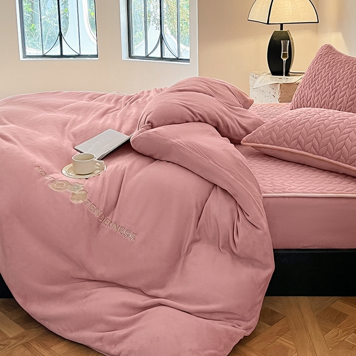 91家纺网 家纺一手货源 找家纺 欧邦 新款轻奢牛奶绒刺绣四件套 胭脂粉