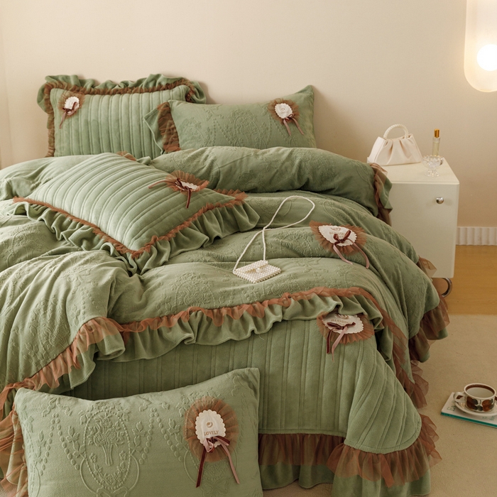 91家纺网 家纺一手货源 找家纺 2024高克重牛奶绒纯色蕾丝荷叶边夹棉单床盖单件保暖床盖三件套 千玺绿