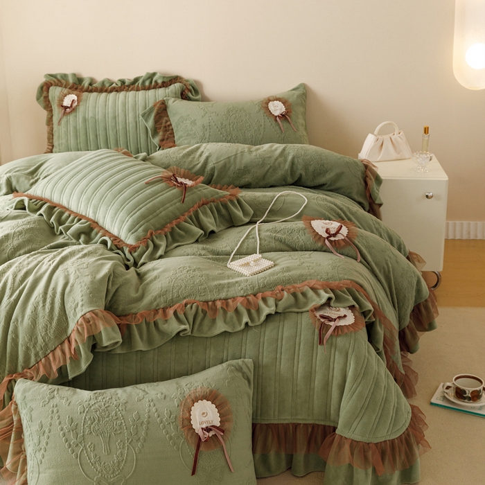 91家纺网 家纺一手货源 找家纺 2024高克重牛奶绒纯色蕾丝荷叶边夹棉单床盖单件保暖床盖三件套 千玺绿