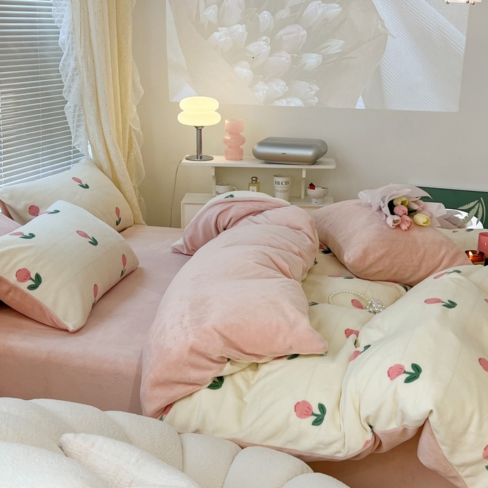 91家纺网 家纺一手货源 找家纺 昔可家纺 2023新款高克重印花牛奶绒小清新系列四件套 粉嫩小郁金2