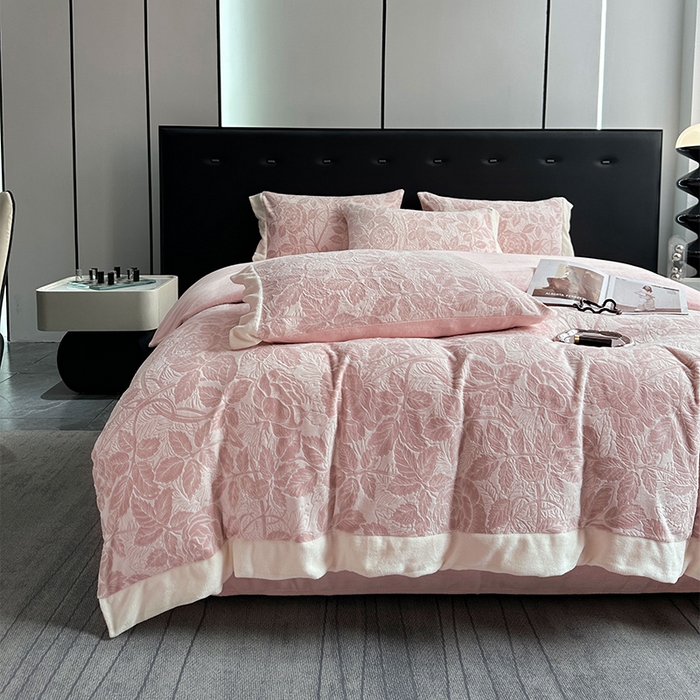 91家纺网 家纺一手货源 找家纺 宅家居 2023新款高奢加厚A类高克重浮雕花绒剪花烂花牛奶绒四件套 爱意浓-粉色