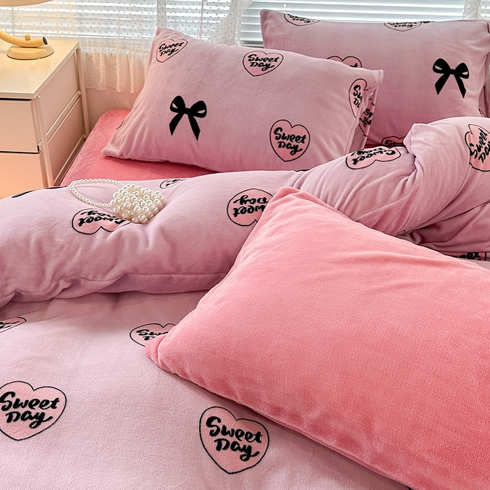 91家纺网 家纺一手货源 找家纺 昔可家纺 2023新款高克重印花牛奶绒小清新系列四件套 黑粉芭蕾少女心