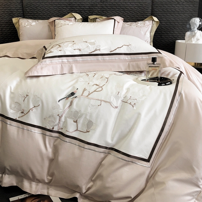 91家纺网 家纺一手货源 找家纺 沐白家居 2023长绒棉绣花四件套-花鸟山居 粉灰