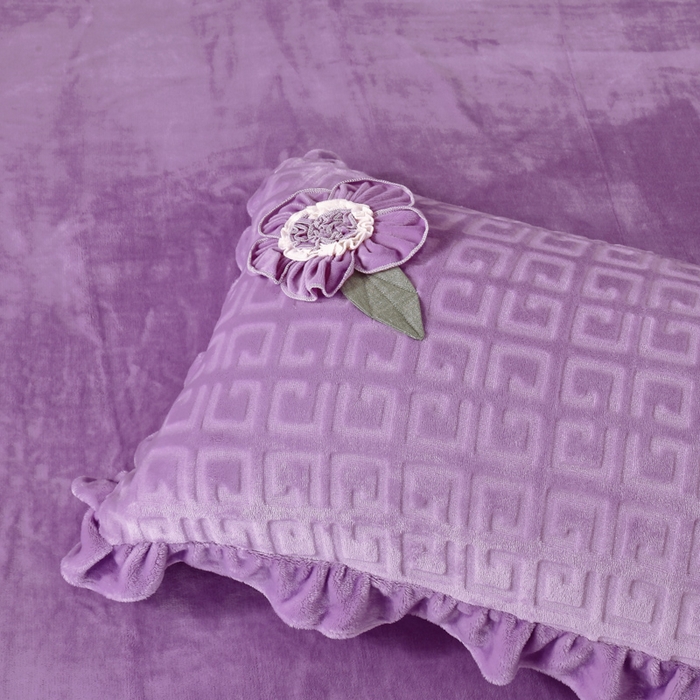 91家纺网 家纺一手货源 找家纺 兴美佳家纺 2023新款高克重兔毛绒雕花手工盘花四件套 雪青