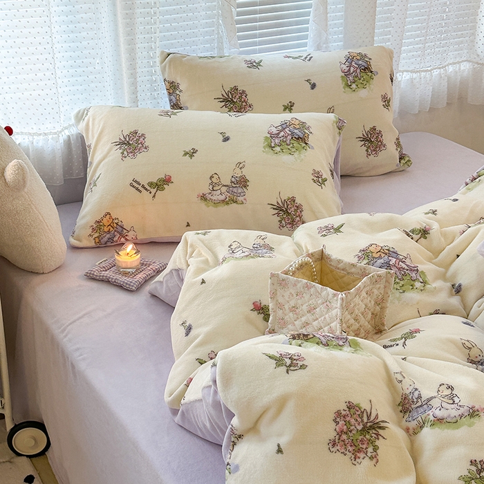 91家纺网 家纺一手货源 找家纺 昔可家纺 2023新款高克重印花牛奶绒小清新系列四件套 小熊花园