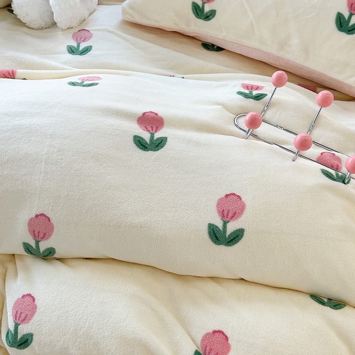 91家纺网 家纺一手货源 找家纺 昔可家纺 2023新款高克重印花牛奶绒小清新系列四件套 粉嫩小郁金