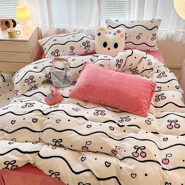 91家纺网 家纺一手货源 找家纺 昔可家纺 2023新款高克重印花牛奶绒小清新系列四件套 波纹粉樱桃