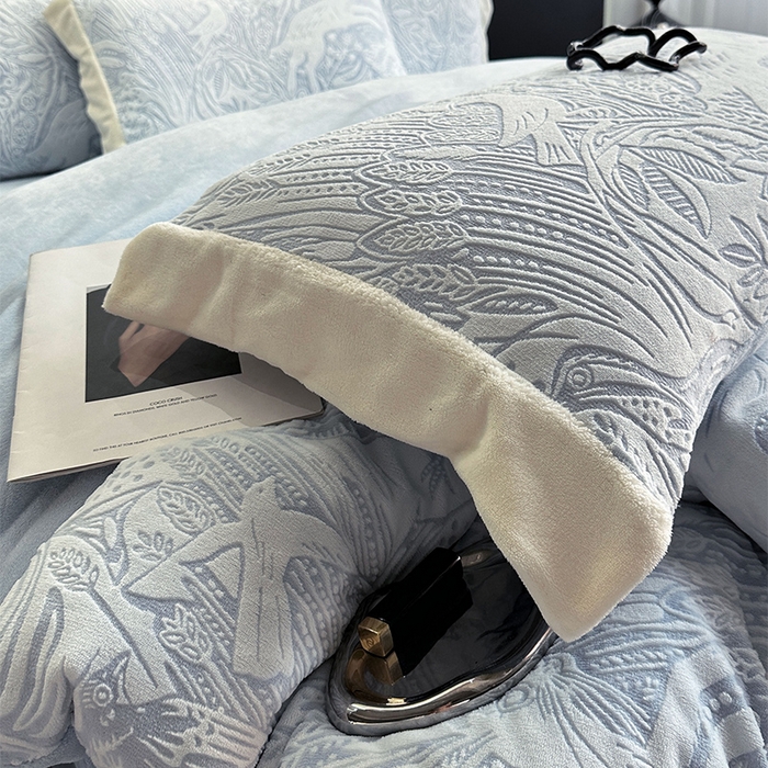 91家纺网 家纺一手货源 找家纺 宅家居 2023新款高奢加厚A类高克重浮雕花绒剪花烂花牛奶绒四件套 布鲁斯-浅蓝