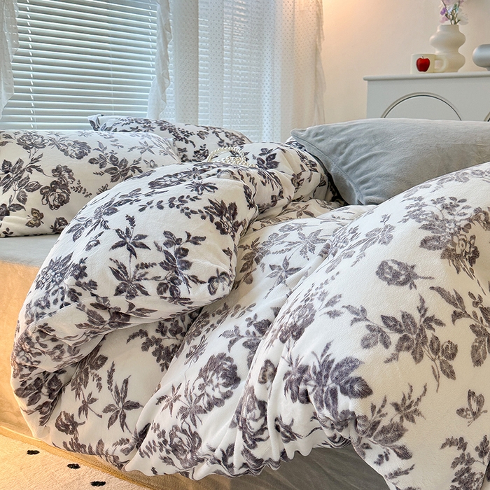 91家纺网 家纺一手货源 找家纺 昔可家纺 2023新款高克重印花牛奶绒小清新系列四件套 法式茶歇黑