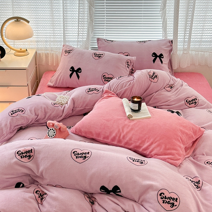 91家纺网 家纺一手货源 找家纺 昔可家纺 2023新款高克重印花牛奶绒小清新系列四件套 黑粉芭蕾少女心