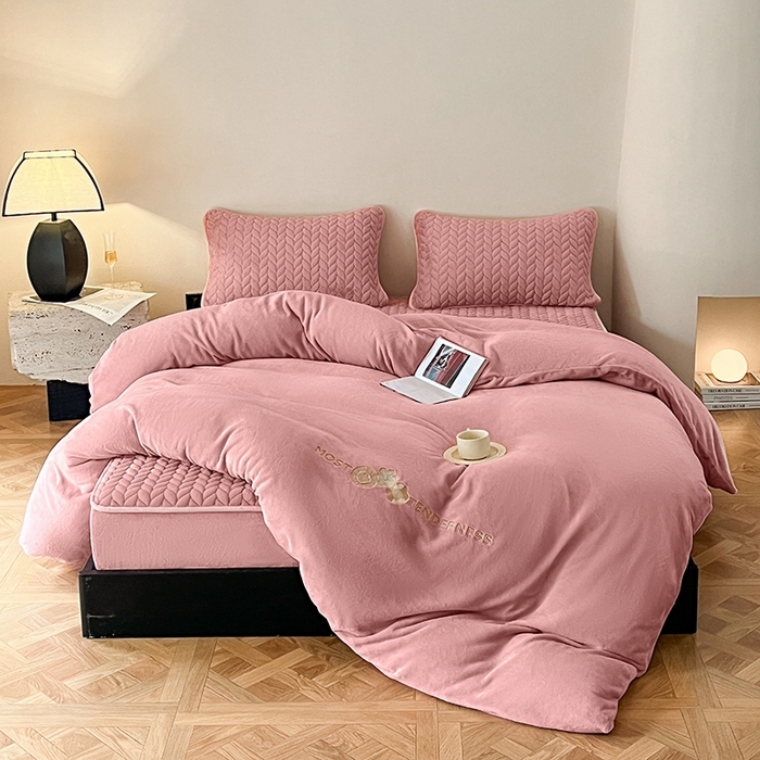 91家纺网 家纺一手货源 找家纺 欧邦 新款轻奢牛奶绒刺绣四件套 胭脂粉