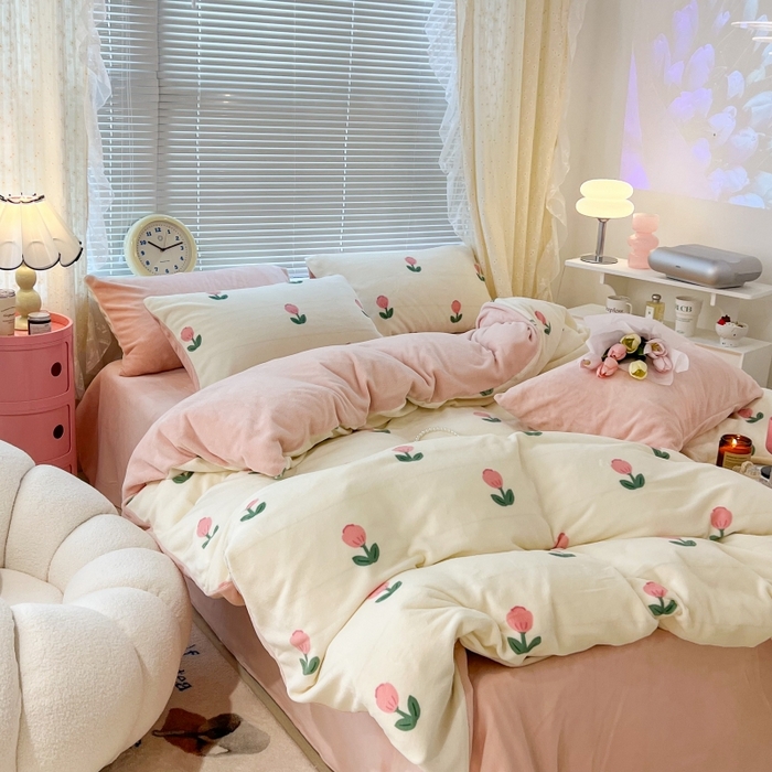 91家纺网 家纺一手货源 找家纺 昔可家纺 2023新款高克重印花牛奶绒小清新系列四件套 粉嫩小郁金2