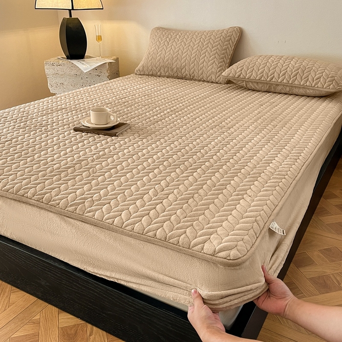 91家纺网 家纺一手货源 找家纺 欧邦 新款轻奢牛奶绒刺绣夹棉床笠三件套 茶色