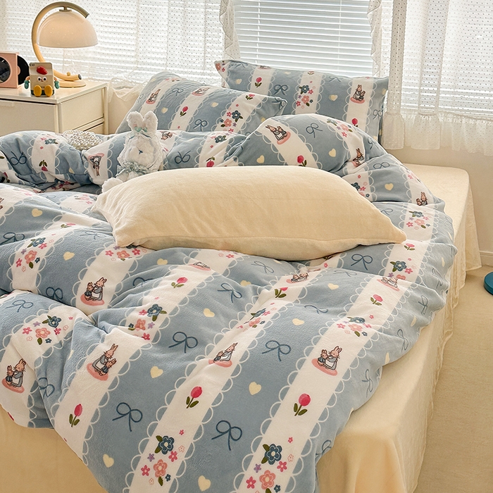 91家纺网 家纺一手货源 找家纺 昔可家纺 2023新款高克重印花牛奶绒小清新系列四件套 竖条蕾丝兔