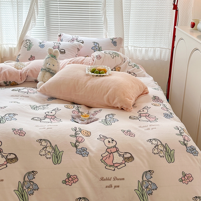 91家纺网 家纺一手货源 找家纺 昔可家纺 2023新款高克重印花牛奶绒小清新系列四件套 花篮小兔