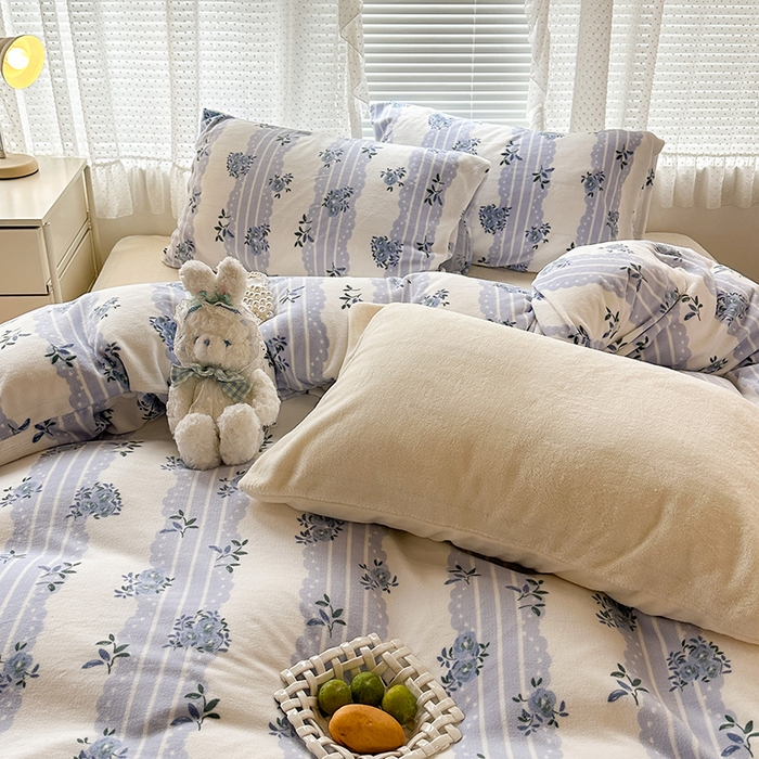 91家纺网 家纺一手货源 找家纺 昔可家纺 2023新款高克重印花牛奶绒小清新系列四件套 蓝色蕾丝花