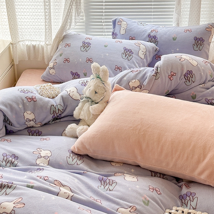 91家纺网 家纺一手货源 找家纺 昔可家纺 2023新款高克重印花牛奶绒小清新系列四件套 萌萌紫底郁金香兔