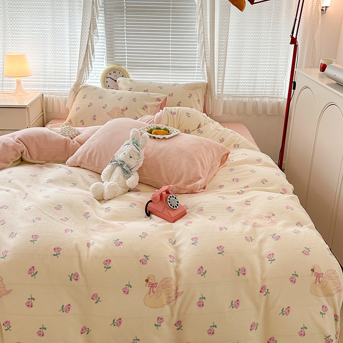 91家纺网 家纺一手货源 找家纺 昔可家纺 2023新款高克重印花牛奶绒小清新系列四件套 天鹅玫瑰